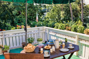 erkner, deutschland - gedeckter frühstückstisch auf dem balkon