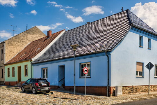 friedland, deutschland - sanierte h&auml;user in der altstadt