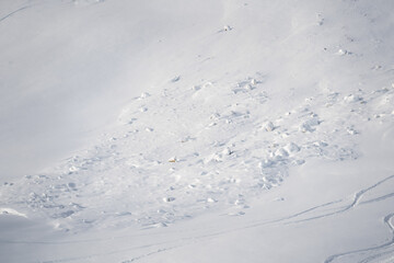 Winterliche Alpen, Überreste eines Lawinenabgangs. Schneetrümmer verteilen sich über das...