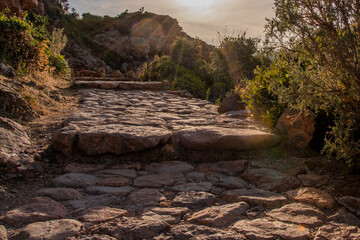 Coucher de soleil sur chemin en pierres