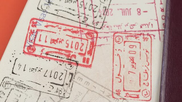 passeport avec tampon douanier de plusieurs pays, en gros plan