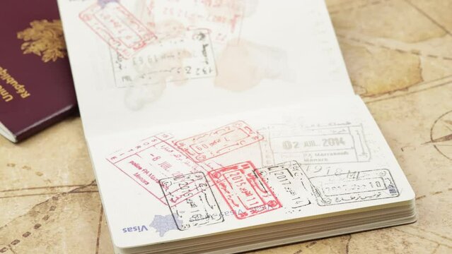 passeport avec tampon douanier de plusieurs pays, en gros plan