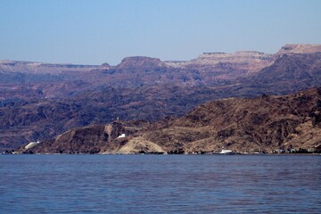 Costa de Egipto vista desde Aqaba junto al Mar Rojo, Jordania, Oriente Medio.