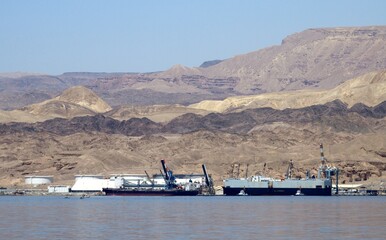 Barcos en la costa egipcia vistos desde Aqaba junto al Mar Rojo, Jordania, Oriente Medio. © BestTravelPhoto