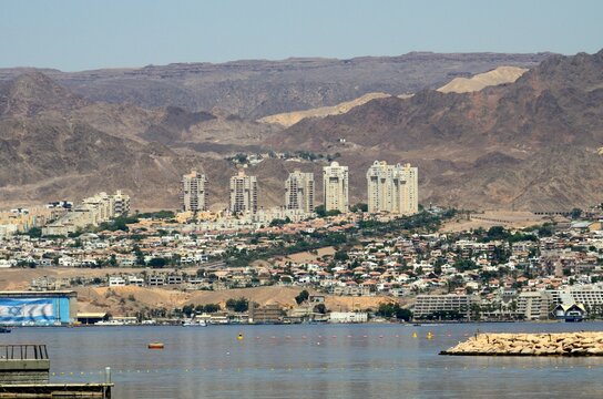 Eilat en Israel vista desde Aqaba junto al Mar Rojo, Jordania, Oriente Medio.