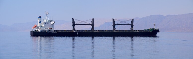 Panorámica de un petrolero anclado en Aqaba junto al Mar Rojo, Jordania, Oriente Medio.