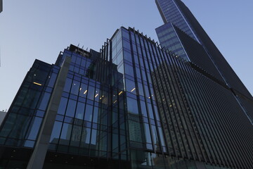 Obraz premium modern office building in the evening