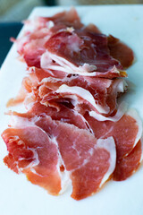 Placer Gourmet: Jamón Crudo de Alta Calidad, Sumérgete en el mundo de la gastronomía con esta impresionante imagen de jamón crudo. Capturando la riqueza de texturas y colores.