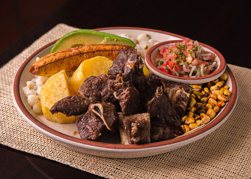 Comida t&iacute;pica ecuatoriana y variada