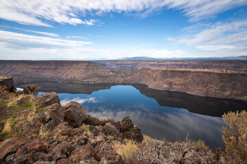 Overview of the Billy Chinook Lake in the Cove Palisades State Park in Oregon	 - obrazy, fototapety, plakaty
