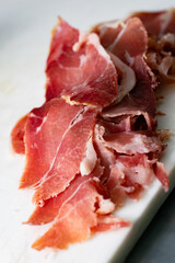 Placer Gourmet: Jamón Crudo de Alta Calidad, Sumérgete en el mundo de la gastronomía con esta impresionante imagen de jamón crudo. Capturando la riqueza de texturas y colores.