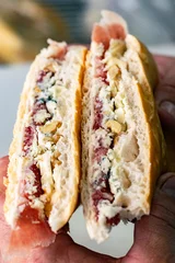 Fotobehang Gastronomía Sofisticada: Sándwich de Jamón Crudo y Queso Azul. Este sándwich artesanal captura la perfección de la simplicidad gourmet con jamón crudo y queso Roquefort. © JairoCamilo