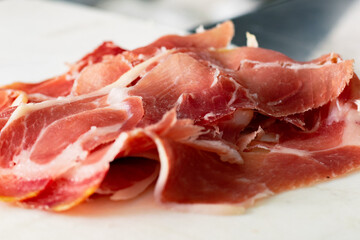 Placer Gourmet: Jamón Crudo de Alta Calidad, Sumérgete en el mundo de la gastronomía con esta impresionante imagen de jamón crudo. Capturando la riqueza de texturas y colores.