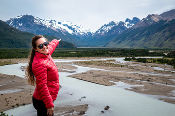 Mujer descubriendo los paisajes que ofrece El Chalten, en la Patagonia Argentina - obrazy, fototapety, plakaty