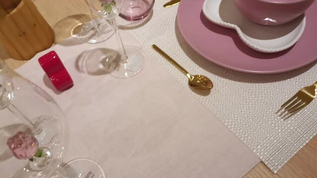 Mesa derocada con tem&aacute;tica de amor