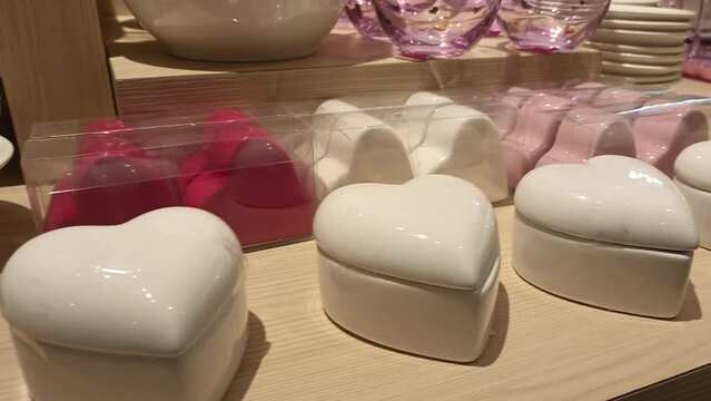 Corazones decorativos de ceramica en estanteria