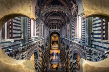 Obraz premium Siena, Italy - July 26, 2023: Interior of Siena Cathedral in Tuscany, Italy