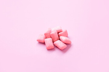 Obraz na płótnie Canvas Chewing gums on pink background