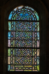 Saint Robert (Corrèze, France) - Vue intérieure de l'église Saint Robert - Détail de vitrail - 719717844