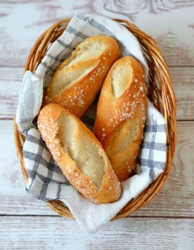 CESTO DE BAGUETES DE P&Atilde;O FRANC&Ecirc;S CASEIRO SERVIDO EM UM AMBIENTE ACONCHEGANTE