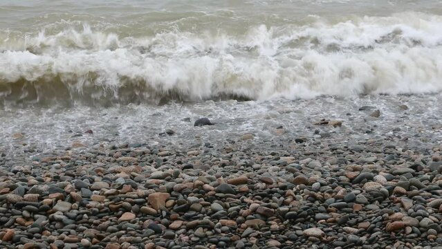 Vagues dans les galets - Bretagne France - 4K