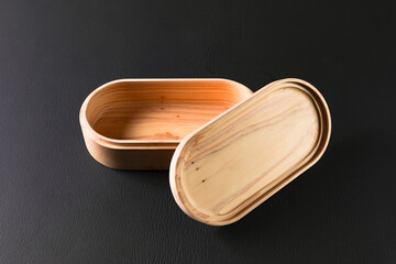 くりぬき弁当箱　杉材　蓋開け　Hollowed out lunch box made of cedar wood