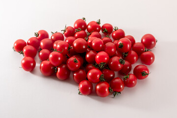 ミニトマト　山盛り　Ripe cherry tomatoes