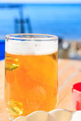 冬でも営業しているお洒落なビーチハウスで飲む最高の生ビール。 
日本国神奈川県三浦市、荒井浜海水浴場にて。
