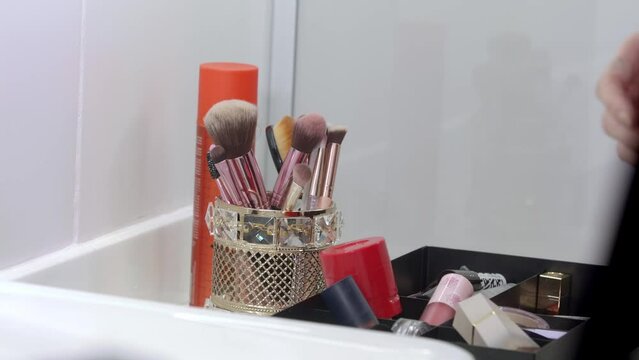 Brushes vary from flat shaders to blending brushes, catering for different looks