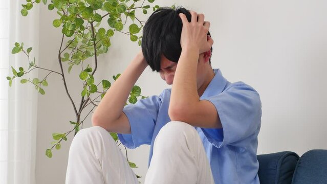自宅で困る男性