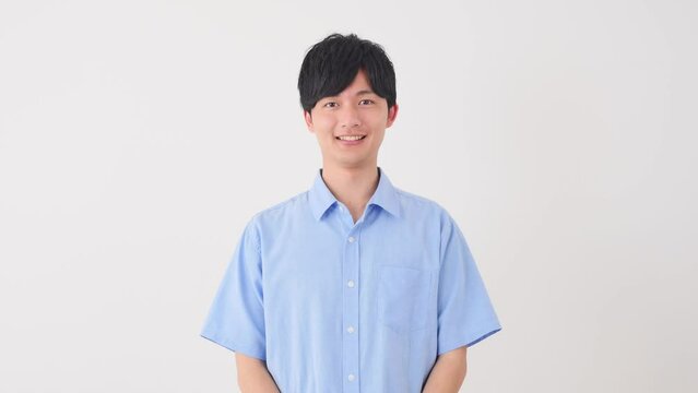お辞儀する男性　白背景　カメラ目線