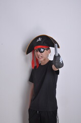 Menino com roupa de pirata, capitão gancho com chapéu de caveira , brincadeira e fantasia...