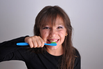 menina com escova de dente, escovação e higiene dental 
