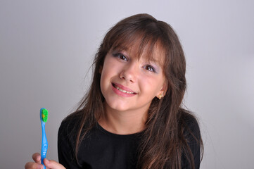 menina com escova de dente, escovação e higiene dental 