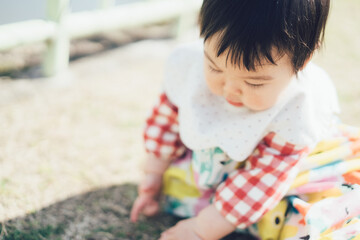 外で遊ぶ赤ちゃん