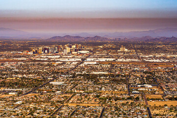 Fototapeta premium A view of Phoenix from above shows the presence of a layer of smog above the city
