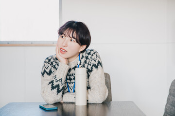 休憩時間　会社　仕事　
woman taking a break