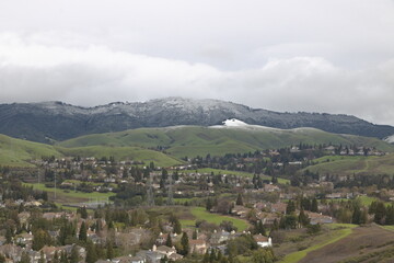 Fototapeta na wymiar Snowfall on Blackhawk Ridge and East Bay Hills in San Ramon, California