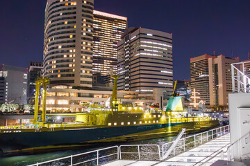 Fototapeta na wymiar 竹芝桟橋と橘丸。 東京の夜景。東海汽船東京湾〜伊豆諸島航路のさるびあ丸船上にて。 2023年11月1日撮影。 