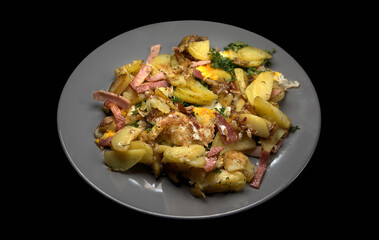 Bratkartoffeln mit Wurst, Ei und viel Petersilie