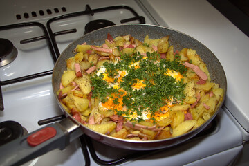 Bratkartoffeln mit Wurst, Ei und viel Petersilie
