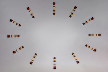 シックなグレーの背景のブロックを並べた注目線のフレーム