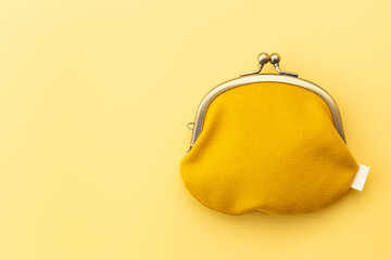 黄色背景にがまくち財布