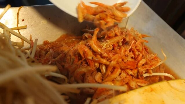 철판에 육수와 새우 꽃게를 넣고 오뎅 숙주나물을 넣고 완성한 매운 오뎅 