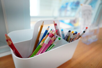 책상위의 색연필 꽂이