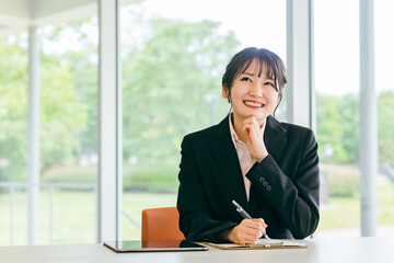 企画を考えるビジネスウーマン（妙案・名案・商品開発・アイデア）
