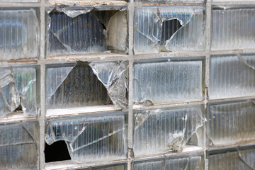 Vandalismus, zerstörte Glasziegel