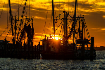 Obraz premium Shrimp Boats on The Amelia River at Sunset, Fernandina City, Amelia Island, Florida, USA