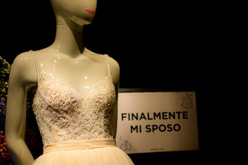 Finalmente mi sposo, manichino con vestito da sposa 