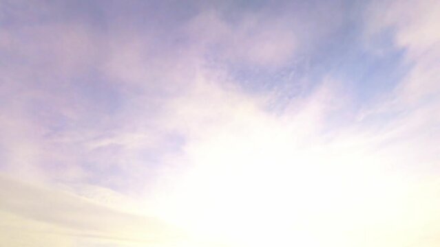 stimmungsvoller blauer Himmel mit vorbeiziehenden Wolken im Zeitraffer, Sonnenuntergang, Himmel mit Wolken